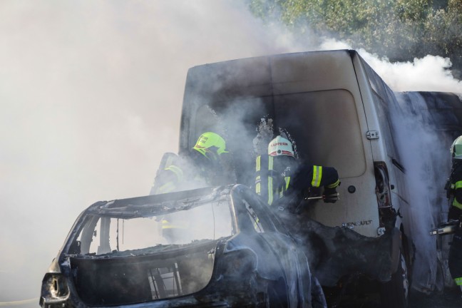 Vier PKW und zwei Kleintransporter in Marchtrenk in Flammen aufgegangen