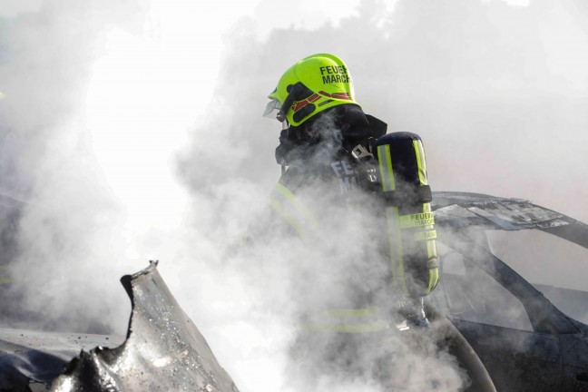 Vier PKW und zwei Kleintransporter in Marchtrenk in Flammen aufgegangen