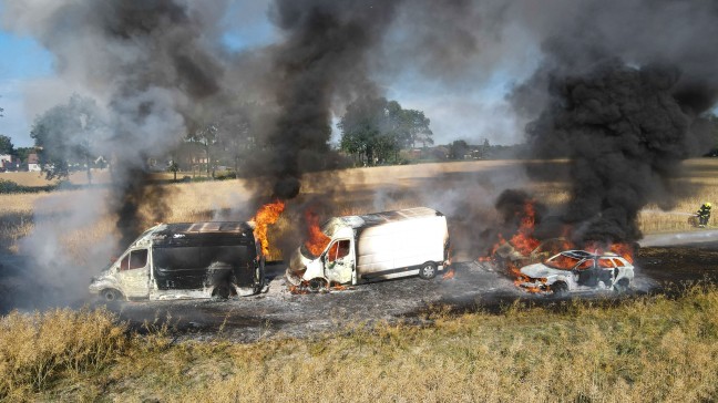 Vier PKW und zwei Kleintransporter in Marchtrenk in Flammen aufgegangen