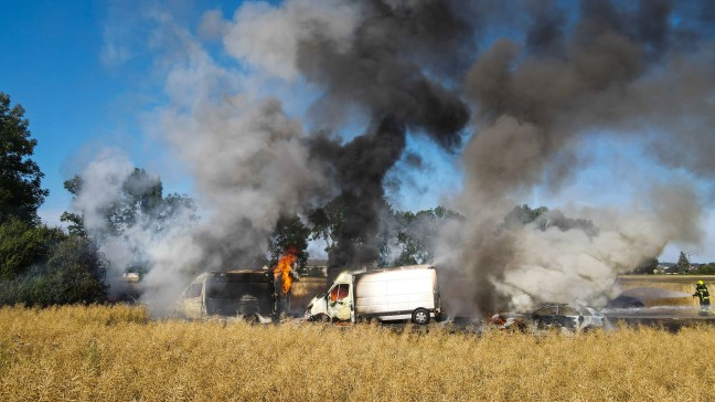 Vier PKW und zwei Kleintransporter in Marchtrenk in Flammen aufgegangen