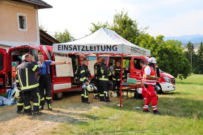 Waldbrand verhindert: Großeinsatz bei Brand eines Holzstoßes am Waldrand in Katsdorf