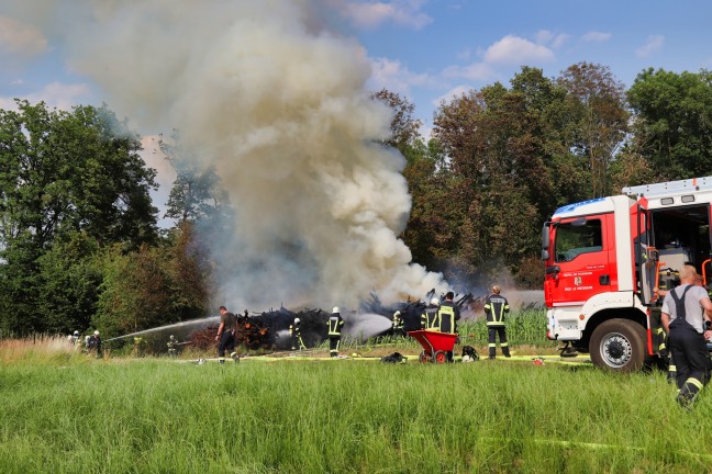 Waldbrand verhindert: Großeinsatz bei Brand eines Holzstoßes am Waldrand in Katsdorf