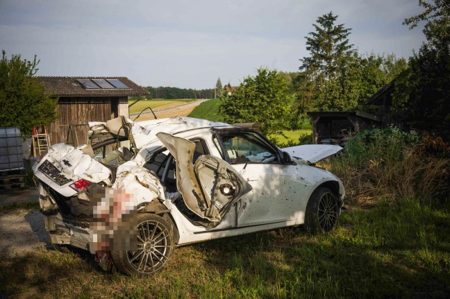 Autolenker (29) bei Verkehrsunfall in Gilgenberg am Weilhart tödlich verunglückt