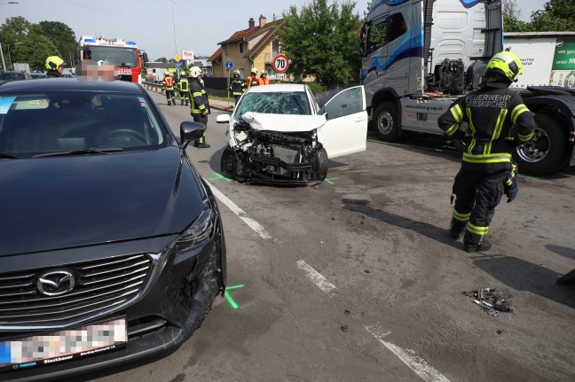 Schwere Kreuzungskollision zwischen LKW und zwei PKW auf Innviertler Straße bei Grieskirchen