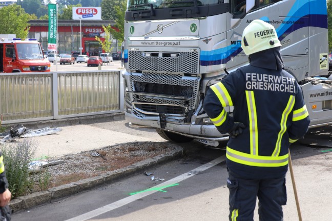 Schwere Kreuzungskollision zwischen LKW und zwei PKW auf Innviertler Straße bei Grieskirchen