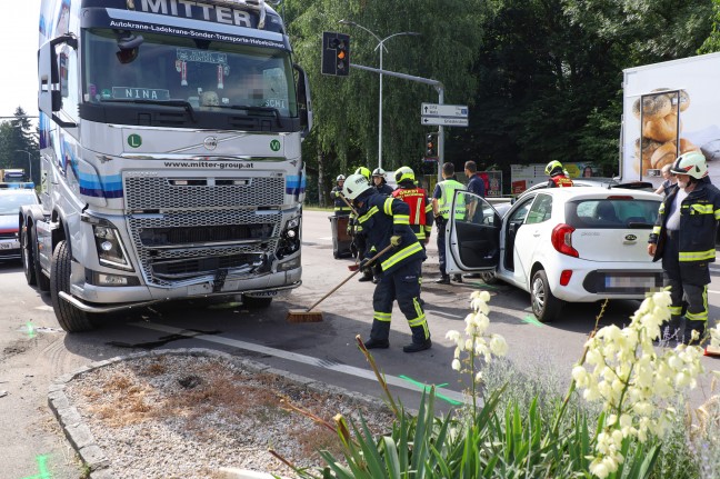 Schwere Kreuzungskollision zwischen LKW und zwei PKW auf Innviertler Strae bei Grieskirchen