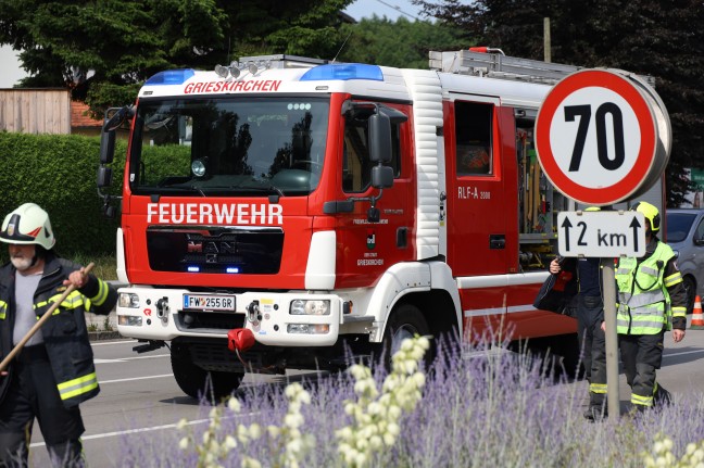 Schwere Kreuzungskollision zwischen LKW und zwei PKW auf Innviertler Straße bei Grieskirchen