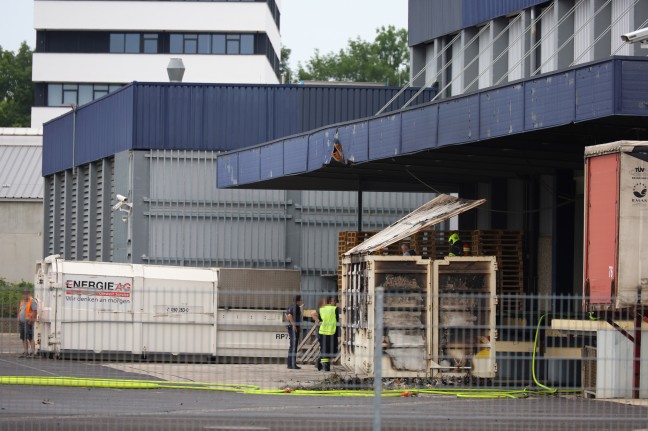 Containerbrand bei einem Logistikunternehmen in Pasching