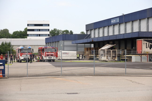 Containerbrand bei einem Logistikunternehmen in Pasching