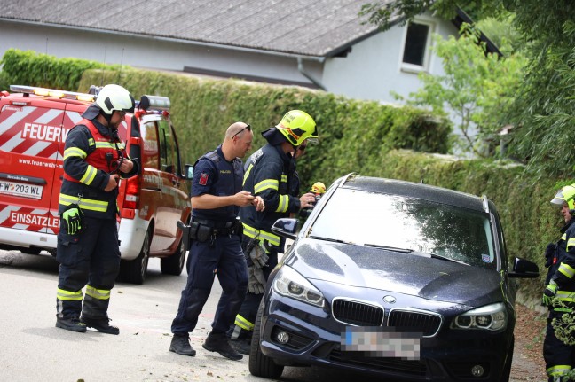 Personenrettung in Marchtrenk: Kleinkind aus versehentlich versperrtem Auto befreit