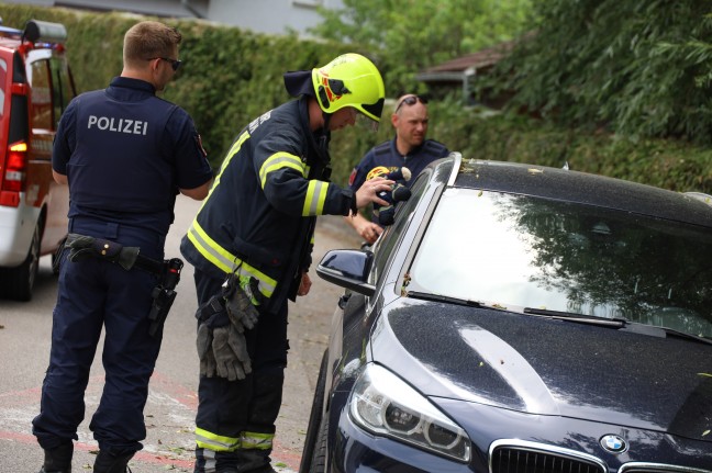 Personenrettung in Marchtrenk: Kleinkind aus versehentlich versperrtem Auto befreit