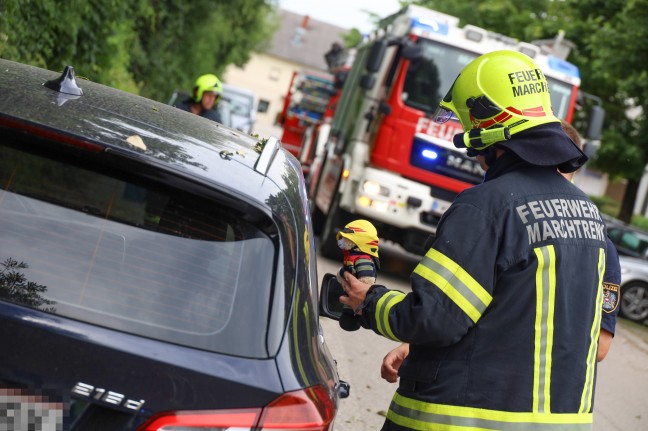 Personenrettung in Marchtrenk: Kleinkind aus versehentlich versperrtem Auto befreit