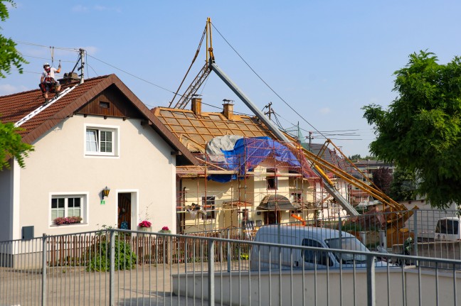 Baukran in Pinsdorf auf Haus gestürzt