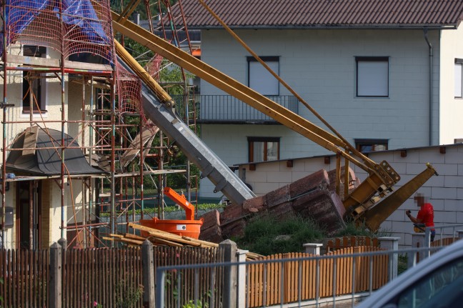 Baukran in Pinsdorf auf Haus gestrzt