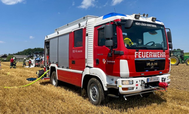 Traktorbrand auf einem Feld in Geretsberg