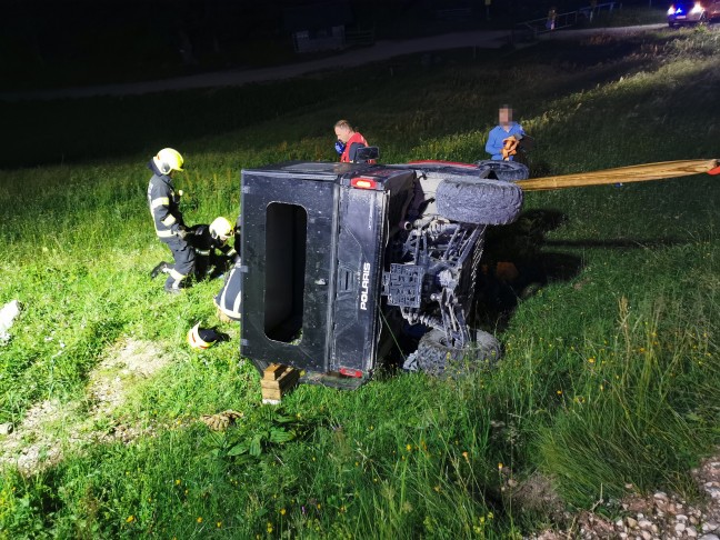 Auto umgestrzt: Menschenrettung nach schwerem Verkehrsunfall auf Wurzeralm in Spital am Pyhrn
