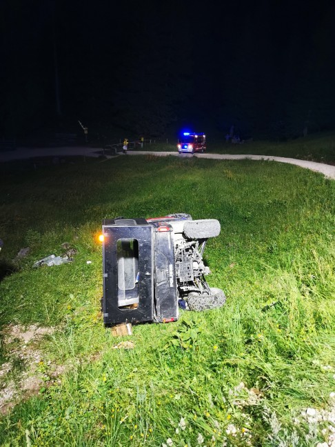 Auto umgestrzt: Menschenrettung nach schwerem Verkehrsunfall auf Wurzeralm in Spital am Pyhrn