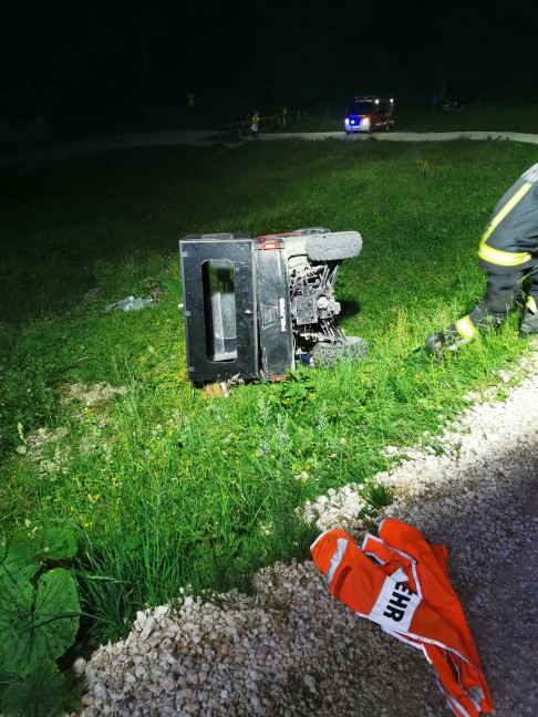 Auto umgestrzt: Menschenrettung nach schwerem Verkehrsunfall auf Wurzeralm in Spital am Pyhrn