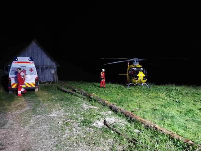 Auto umgestrzt: Menschenrettung nach schwerem Verkehrsunfall auf Wurzeralm in Spital am Pyhrn