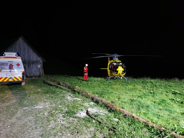 Auto umgestrzt: Menschenrettung nach schwerem Verkehrsunfall auf Wurzeralm in Spital am Pyhrn
