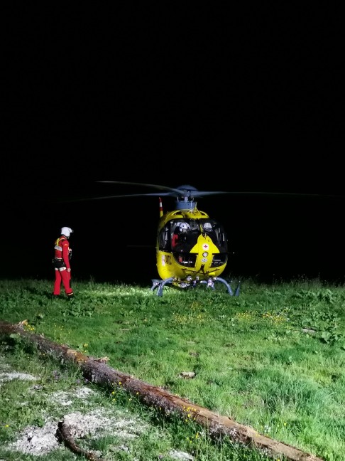 Auto umgestrzt: Menschenrettung nach schwerem Verkehrsunfall auf Wurzeralm in Spital am Pyhrn