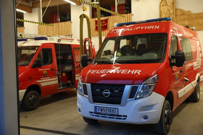 Auto umgestürzt: Menschenrettung nach schwerem Verkehrsunfall auf Wurzeralm in Spital am Pyhrn