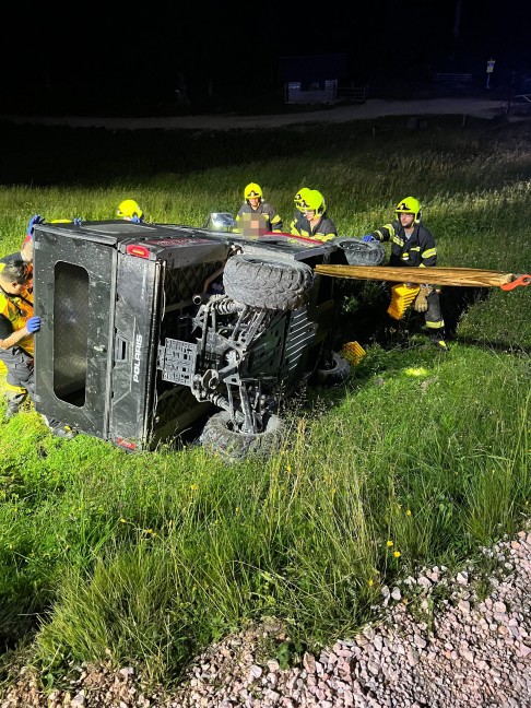 Auto umgestrzt: Menschenrettung nach schwerem Verkehrsunfall auf Wurzeralm in Spital am Pyhrn