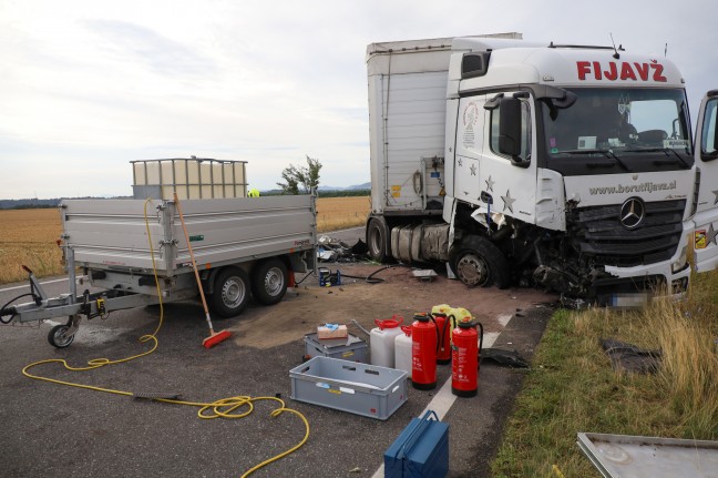 Dach aufgerissen: Schwerer Crash zwischen Kleintransporter und LKW auf Steyrer Straße in Kronstorf 