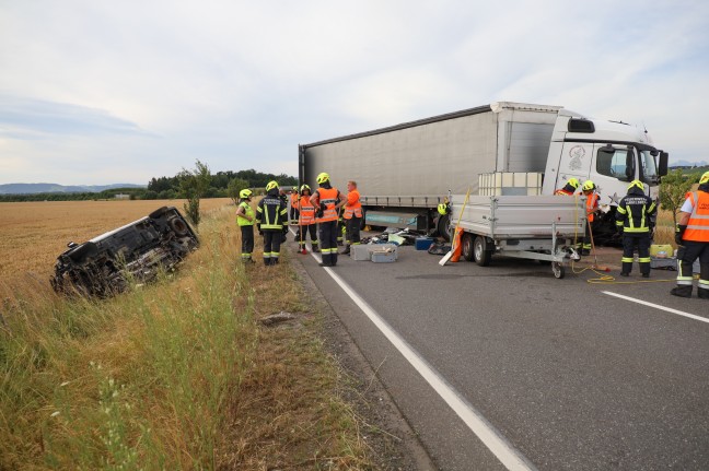 Dach aufgerissen: Schwerer Crash zwischen Kleintransporter und LKW auf Steyrer Strae in Kronstorf 