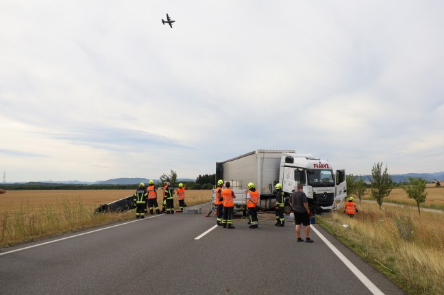 Dach aufgerissen: Schwerer Crash zwischen Kleintransporter und LKW auf Steyrer Straße in Kronstorf 