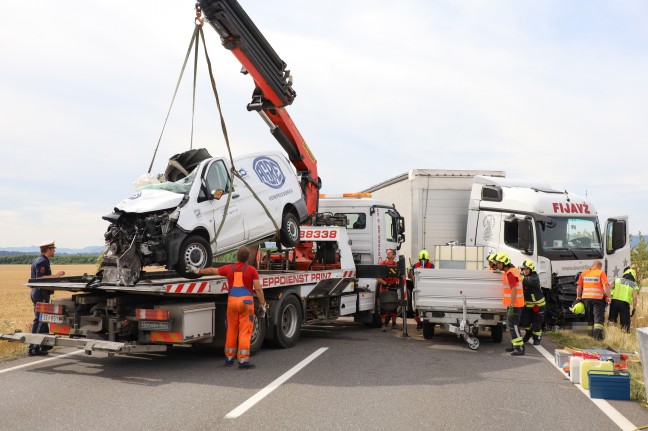 Dach aufgerissen: Schwerer Crash zwischen Kleintransporter und LKW auf Steyrer Strae in Kronstorf 