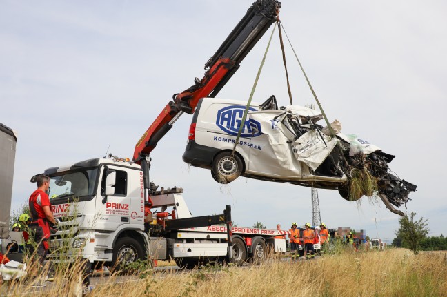 Dach aufgerissen: Schwerer Crash zwischen Kleintransporter und LKW auf Steyrer Straße in Kronstorf 