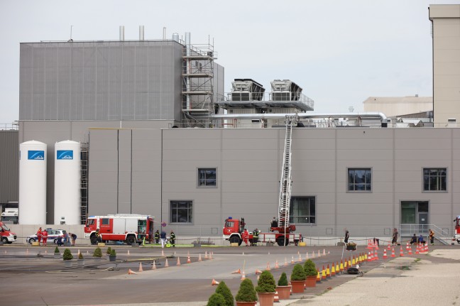 Groalarm fr die Feuerwehren bei einem Unternehmen in Enns