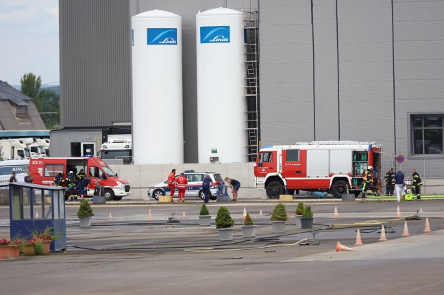 Groalarm fr die Feuerwehren bei einem Unternehmen in Enns