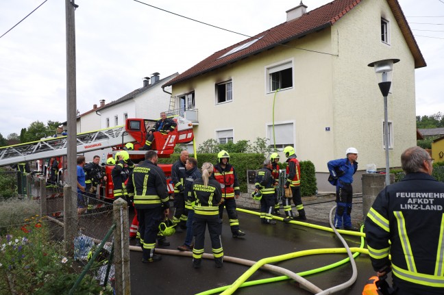 Sechs Feuerwehren bei Wohnungsbrand in einem Haus in Ansfelden im Einsatz