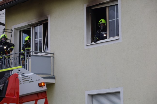 Sechs Feuerwehren bei Wohnungsbrand in einem Haus in Ansfelden im Einsatz