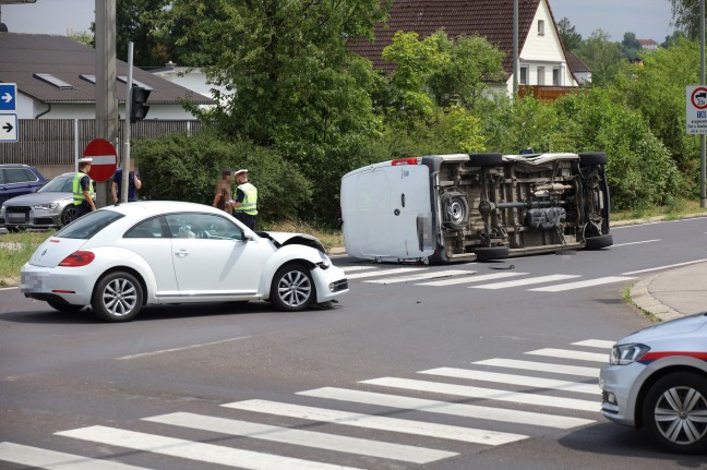 Pakettransporter bei Crash mit PKW in Wels-Pernau umgestrzt