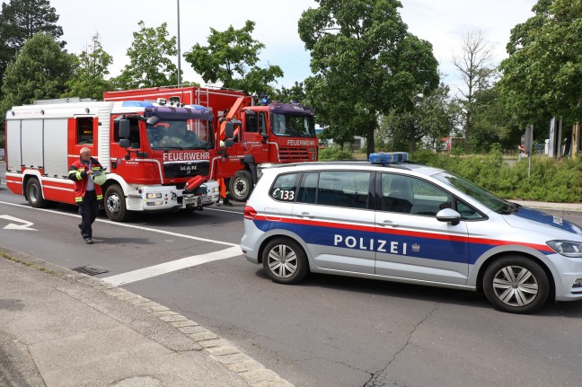 Pakettransporter bei Crash mit PKW in Wels-Pernau umgestrzt