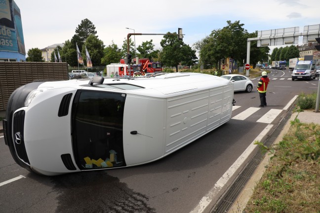 Pakettransporter bei Crash mit PKW in Wels-Pernau umgestrzt