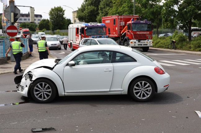 Pakettransporter bei Crash mit PKW in Wels-Pernau umgestrzt