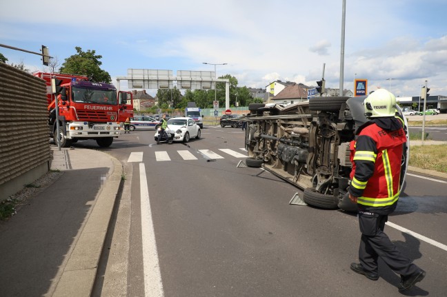 Pakettransporter bei Crash mit PKW in Wels-Pernau umgestrzt