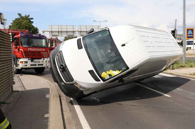 Pakettransporter bei Crash mit PKW in Wels-Pernau umgestrzt