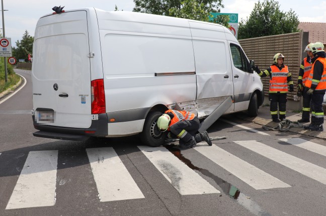 Pakettransporter bei Crash mit PKW in Wels-Pernau umgestrzt