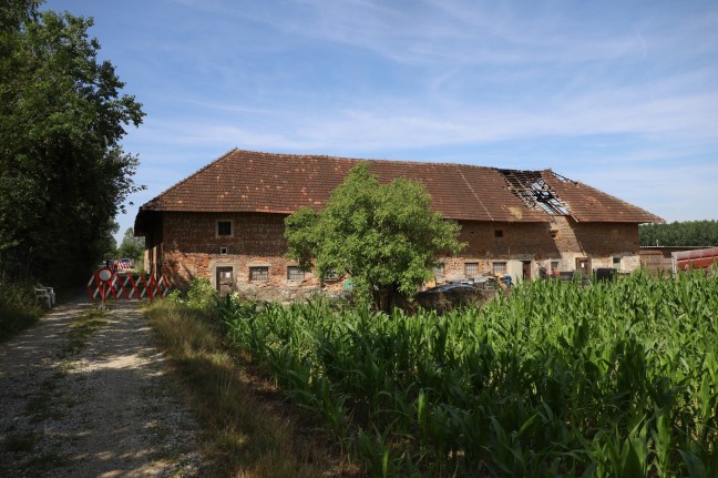 Neuerlich Löscharbeiten auf desolatem Vierkanthof in Marchtrenk