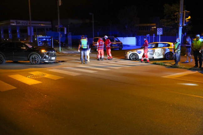 Heftiger Kreuzungscrash zwischen zwei PKW in Wels-Neustadt