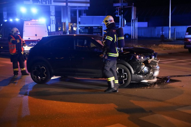 Heftiger Kreuzungscrash zwischen zwei PKW in Wels-Neustadt