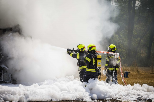 Acht Feuerwehren bei Brand einer Rundballenpresse in St. Peter am Hart im Einsatz