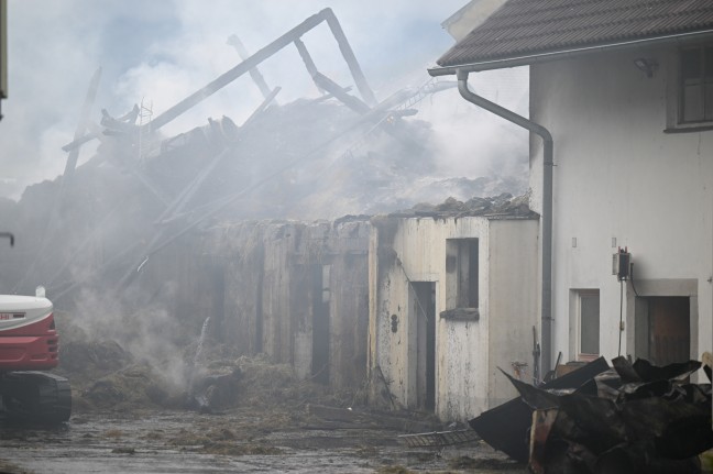 17 Feuerwehren bei Großbrand auf Bauernhof in Ulrichsberg im Einsatz