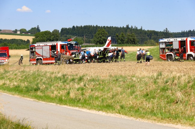 Flugunfall: Flugzeug beim Landeanflug auf Flugplatz in Laakirchen ber Landebahn hinausgeschossen