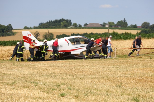 Flugunfall: Flugzeug beim Landeanflug auf Flugplatz in Laakirchen über Landebahn hinausgeschossen